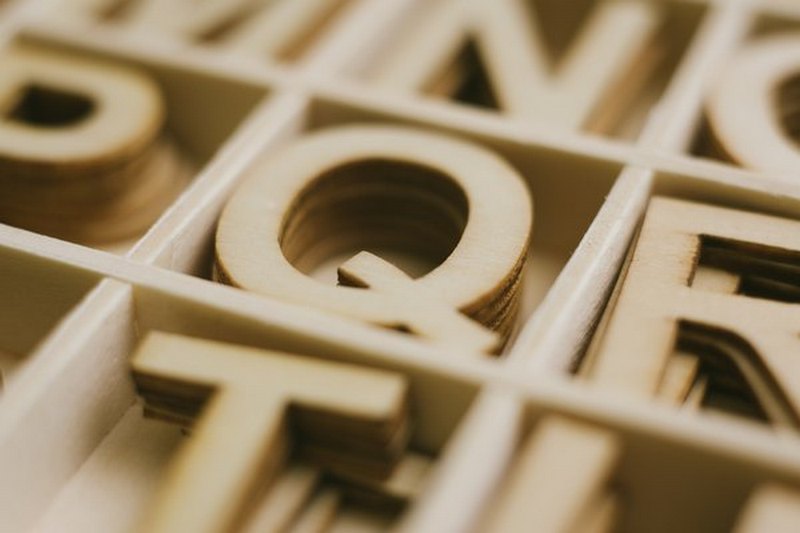 Holzbuchstaben in einer Kiste