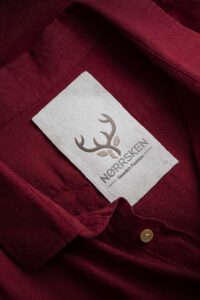 Rotes Hemd mit einem Firmenlogo